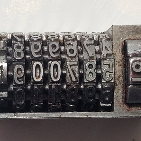 Count, model 64, 6-digit Roman numeral numbering machine, counts forward and bac - Picture 9 of 10